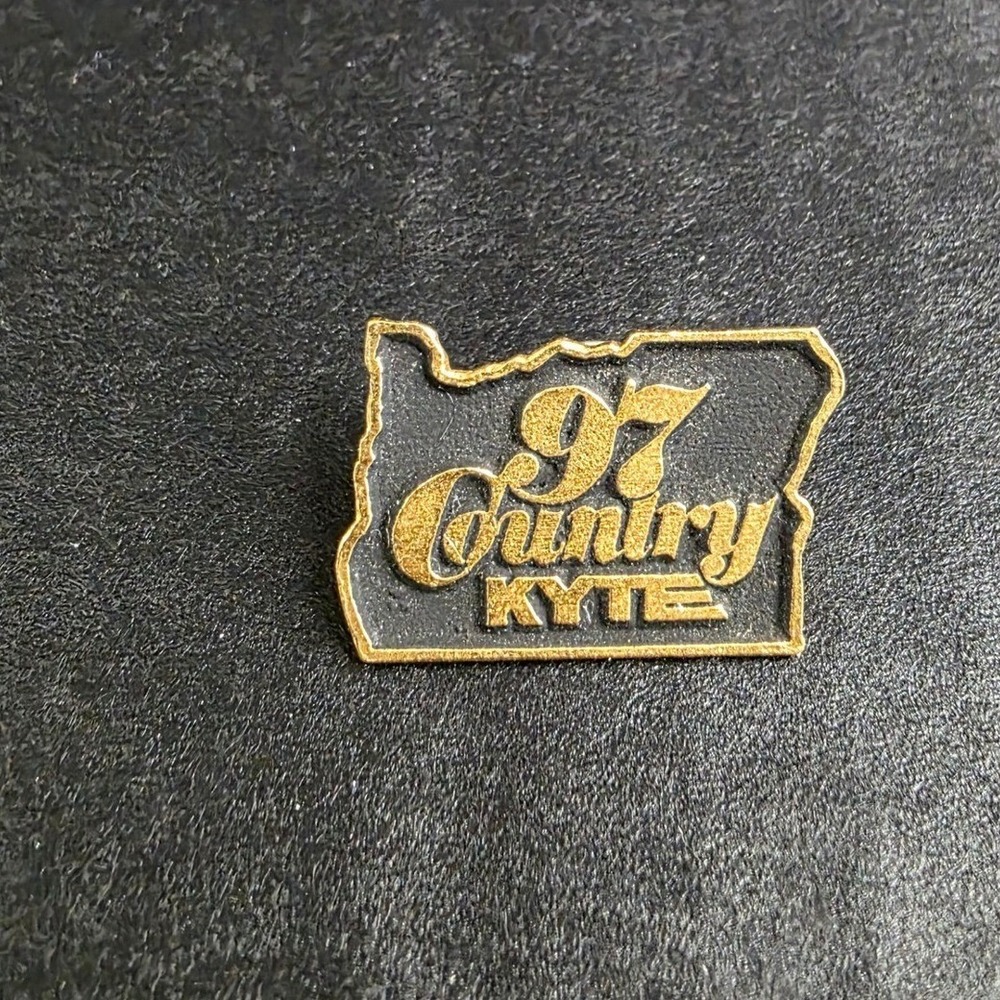 Vintage 97 Country KYTE Radio Station Oregon State Gold Tone Lapel Pin